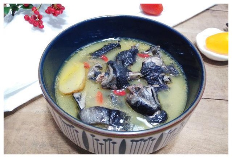 熟地黄炖汤成品图