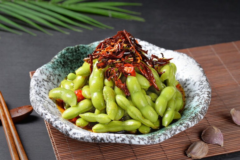 家庭餐桌上的水煮毛豆