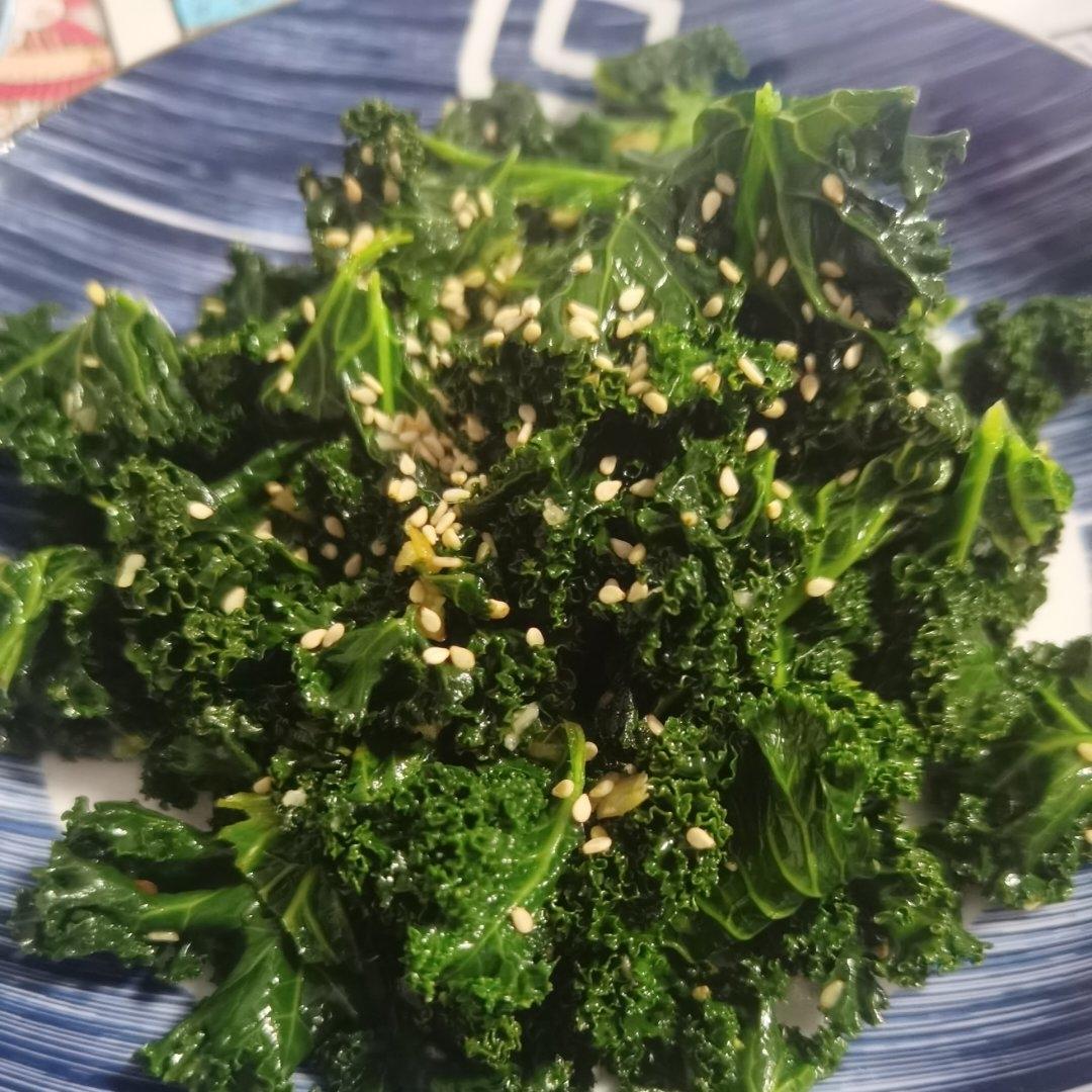 一位银发老人在明亮厨房中用刀将新鲜羽衣甘蓝切碎,案板旁放有橄榄油瓶和柠檬,体现健康烹饪场景 老年人正在厨房处理羽衣甘蓝