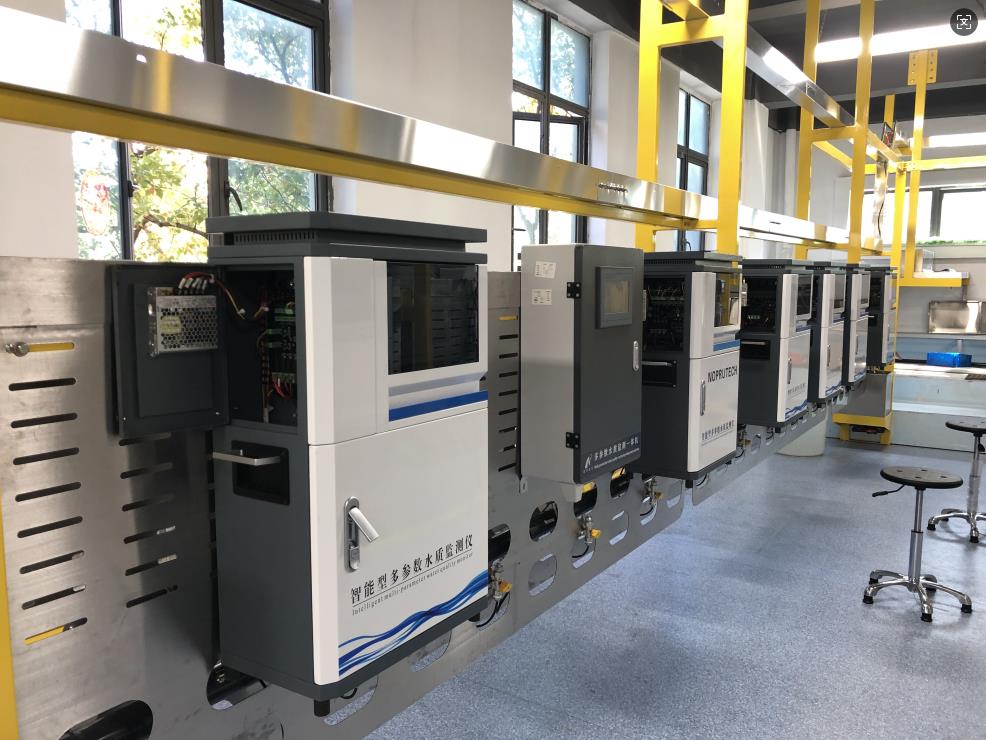 现代化玫瑰精油提取车间内部场景