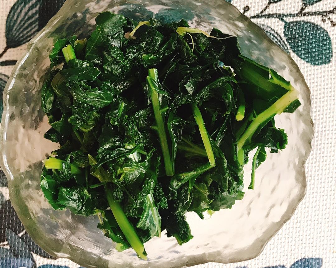 家庭厨房中焯水处理水果萝卜叶子的过程