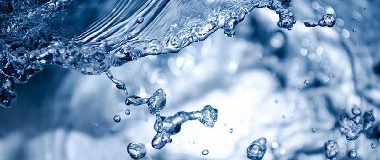 莲藕焯水过程特写：沸腾水面上藕片翻滚，硅胶筷正在轻柔拨散，计时器显示'01:30'，背景可见灶台火焰与冰桶中浮冰