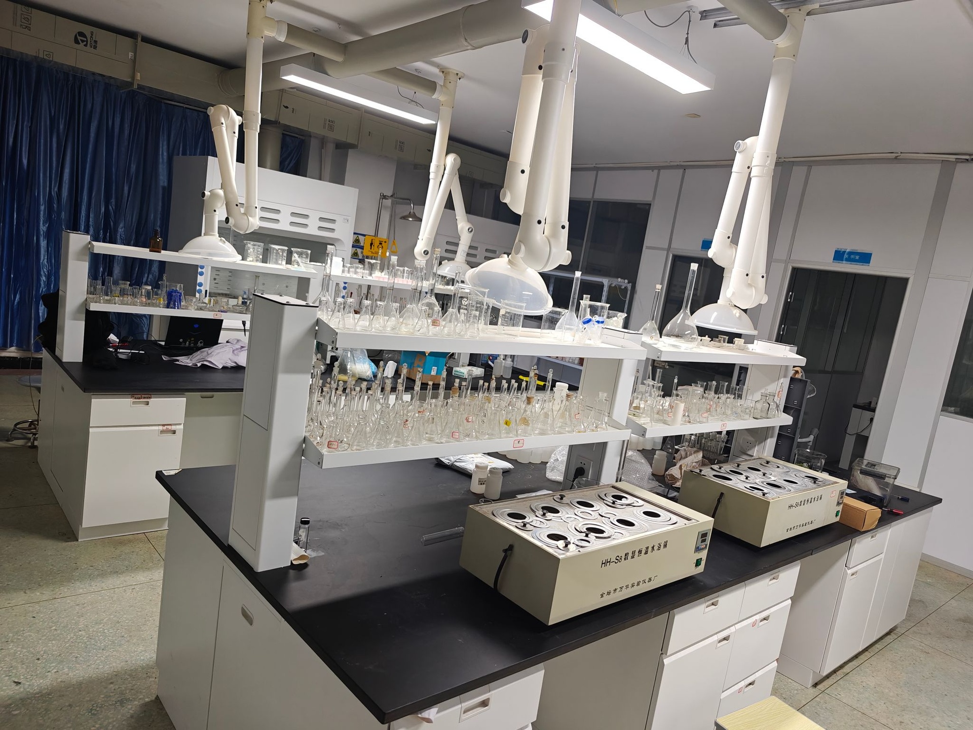 实验室中正在进行枣圈冲泡实验的场景