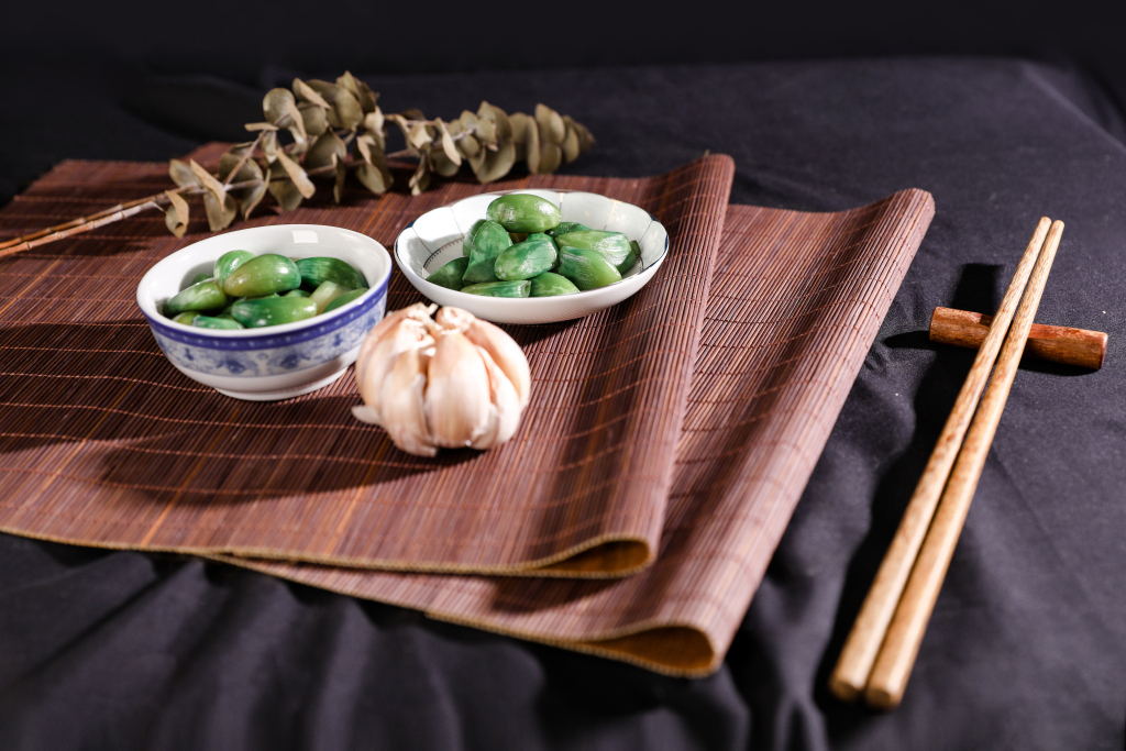 三组食材对比图：左侧为带皮大蒜，中间为切开的苹果和生菜叶，右侧为牛奶杯