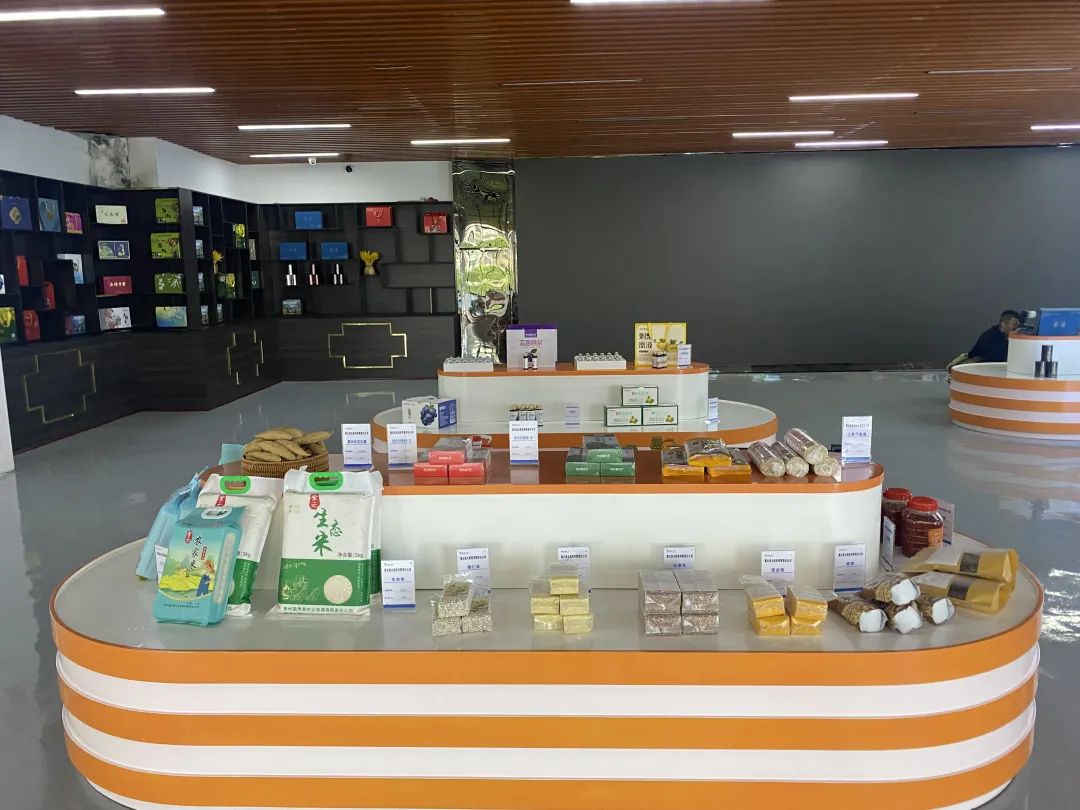 超市货架上的贵州长粒香大米与东北长粒香大米并列陈列对比