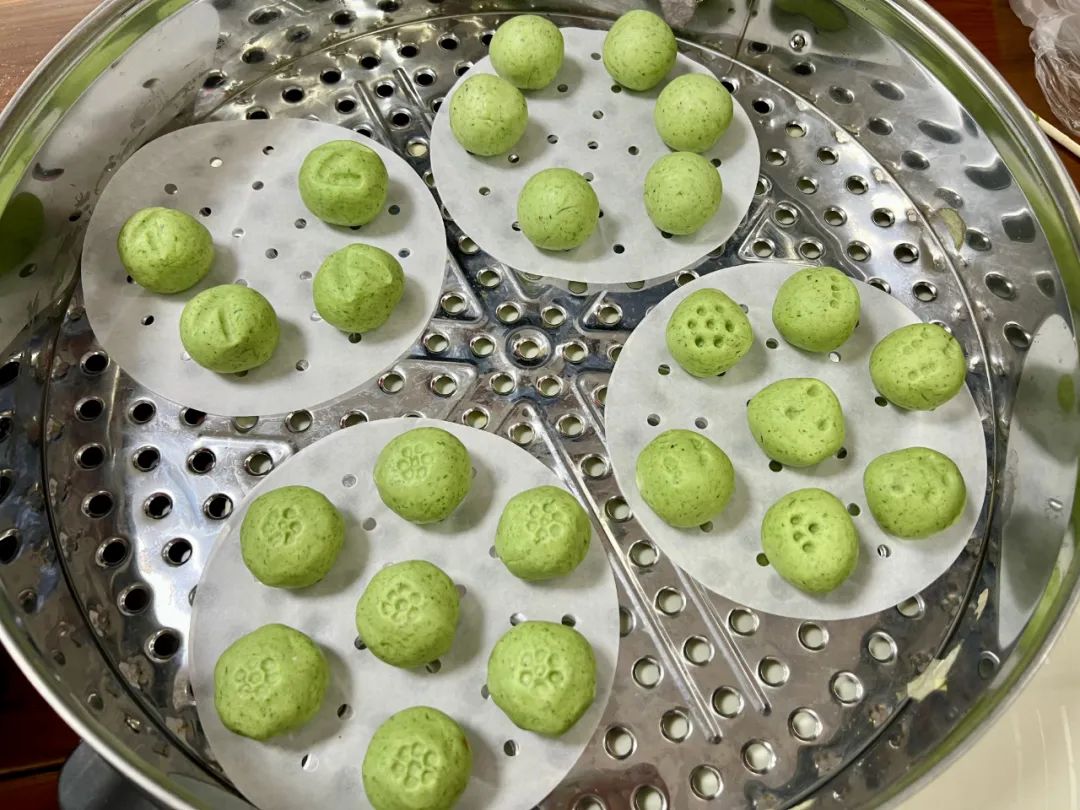 花卷擀卷与切段过程