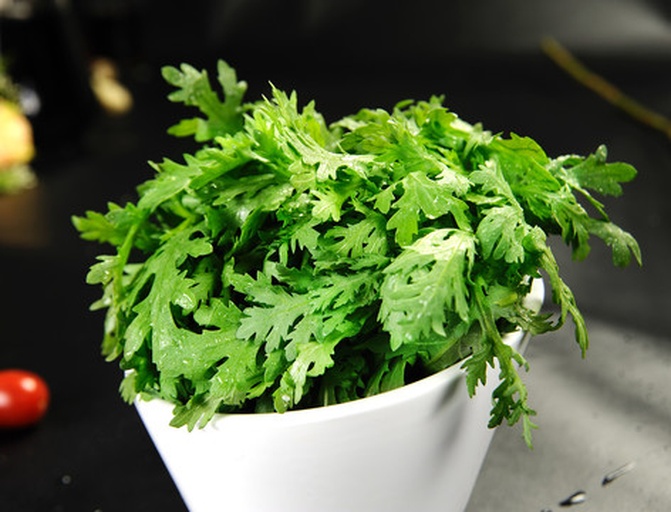 野菊花头三种经典吃法摆盘:左上为翠绿凉拌野菊花头配核桃仁,右上为奶白野菊花头蛋花汤盛于青瓷碗,下方为野菊花头与淡黄春笋片清炒装盘,背景为竹编食篮 野菊花头三种经典吃法摆盘:左上为翠绿凉拌野菊花头配核桃仁,右上为奶白野菊花头蛋花汤盛于青瓷碗,下方为野菊花头与淡黄春笋片清炒装盘,背景为竹编食篮