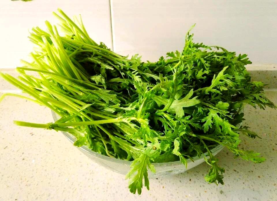 蒸制中的茼蒿不烂子特写