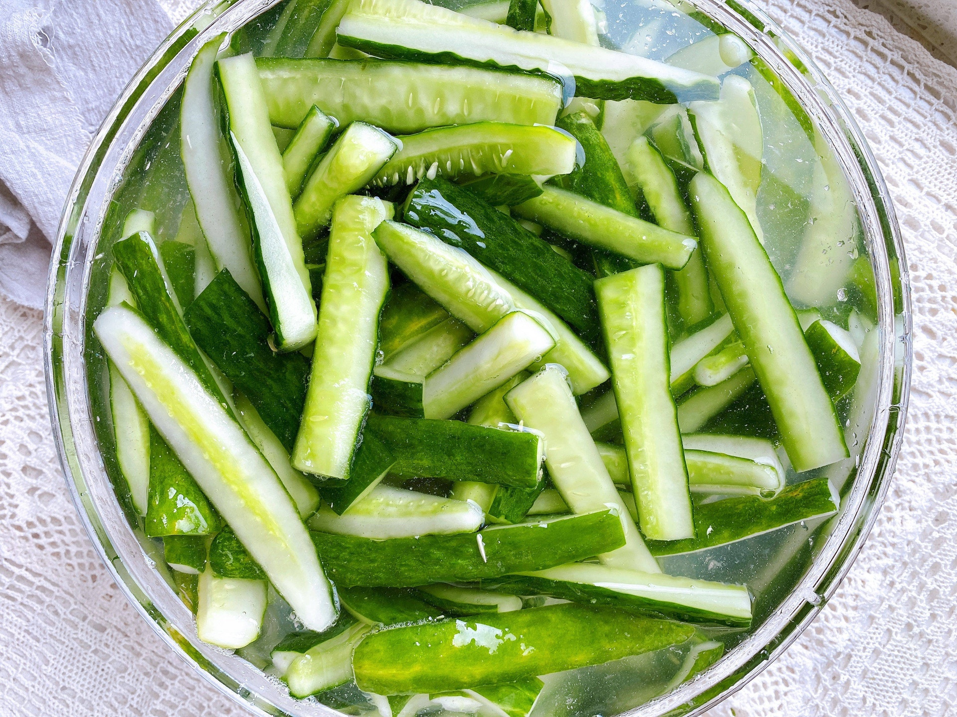 小黄瓜在冰水中浸泡