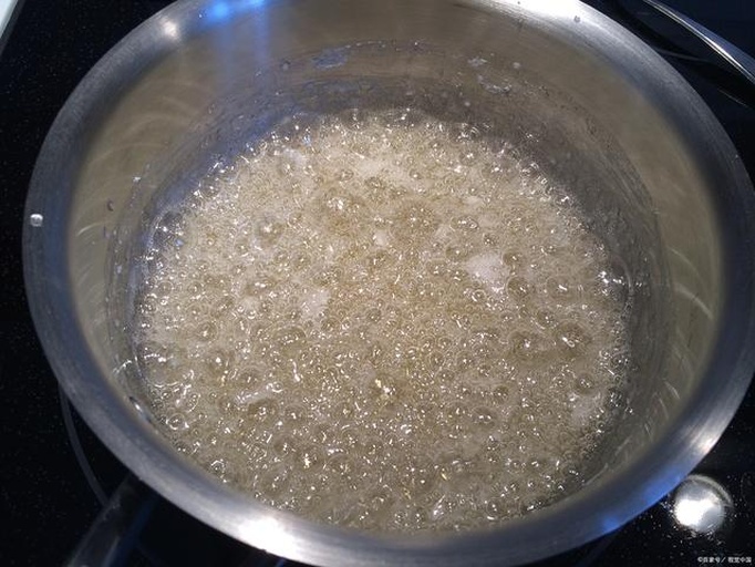 熬制黑糖糖浆