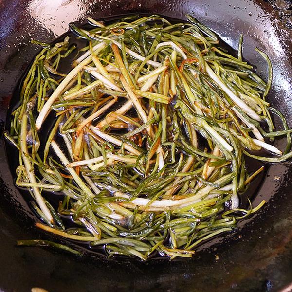 红外热成像图:铁锅中心温度显示122℃(红色),边缘105℃(橙色);韭菜段在油中翻炒第45秒时,叶缘温度达98℃(浅黄色),叶肉内部温度72℃(绿色)。右下角插入温度-时间曲线图,标注关键节点:0s(入锅)、30s(蒜氨酸酶失活临界点)、90s(草酸溶出峰值)、120s(槲皮素糖苷水解加速起点) 韭菜清炒过程热力图谱