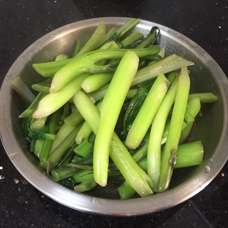 信息图表:X轴为5种处理方式(生食/微波/快炒/沸水焯烫/蒸制),Y轴为硫代葡萄糖苷残留百分比(0–100%);柱状图标注具体数值及误差线;右侧插入显微镜下黑芥子酶热失活温度曲线(55℃起显著下降,80℃完全失活) 不同烹饪方式对圆包菜硫代葡萄糖苷保留率对比柱状图