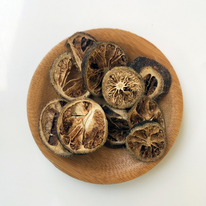 高清微距图:三枚完美球形雪糕置于哑光灰陶盘,表面覆盖薄层自然霜花,左侧一枚被利刀垂直剖开,露出均匀柔滑的淡鹅黄色内部,清晰可见3-4粒半透明柠檬果肉颗粒(直径约1mm),盘边摆放新鲜切开的柠檬角(汁水欲滴)与一小撮闪亮的不规则海盐结晶,强调‘农产品原料’与‘工业级品质’的融合 冰工厂柠檬海盐雪糕成品特写:三枚雪糕球置于粗陶盘,表面凝结细密霜花,剖面可见均匀淡黄色质地与嵌入的微小柠檬果肉颗粒,旁边散落新鲜柠檬角与海盐结晶