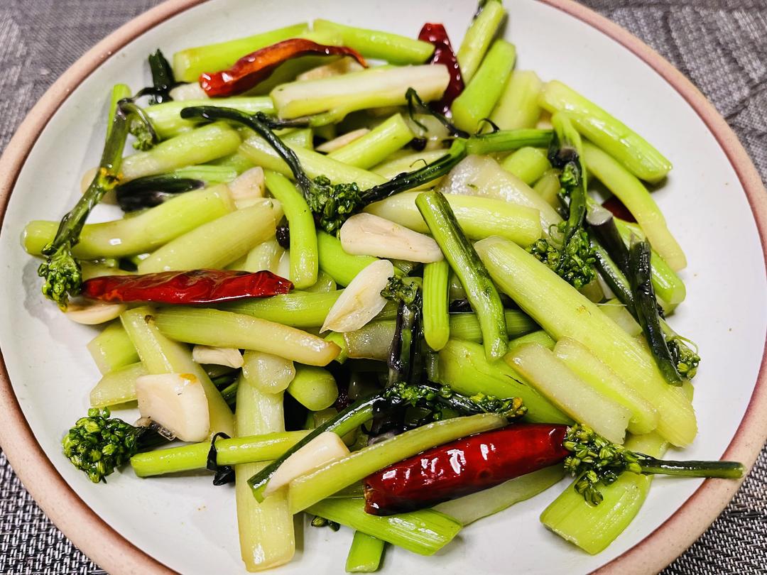 红菜苔与白菜苔烹饪成品对比