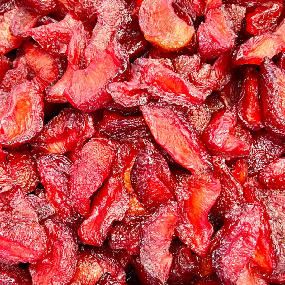 信息可视化图表,左侧展示巧红梅外观照片,右侧列出主要成分柱状图,包括糖分(65%)、钠(2000mg/100g)、水分(15%)、有机酸(3%)、食品添加剂(如胭脂红、苯甲酸钠)标识,底部标注‘数据来源:国家食品质量安全检测中心’ 巧红梅成分分析图表