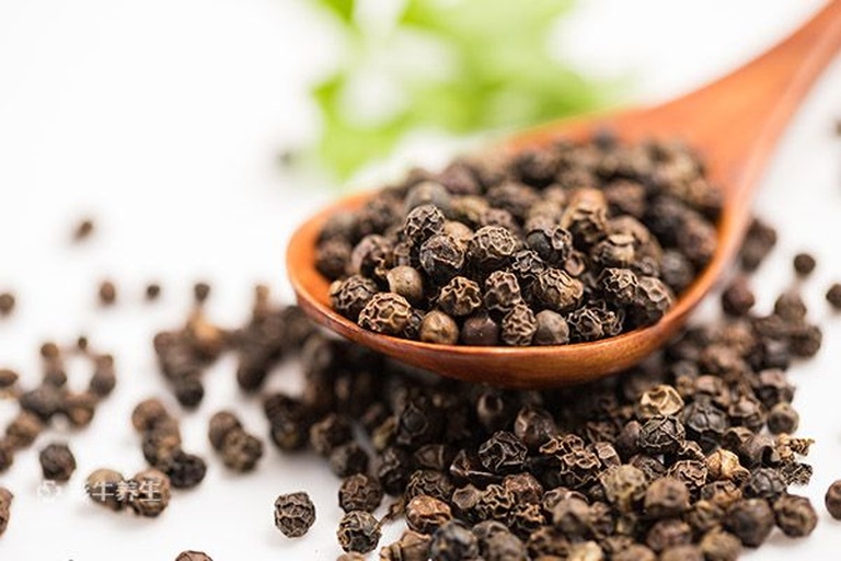 一口黑色铁锅中正在翻炒翠绿色的白不老豆角,锅气升腾,厨师手持锅铲正在颠锅,背景虚化,突出烹饪动态与烟火气息 白不老在炒锅中翻炒过程