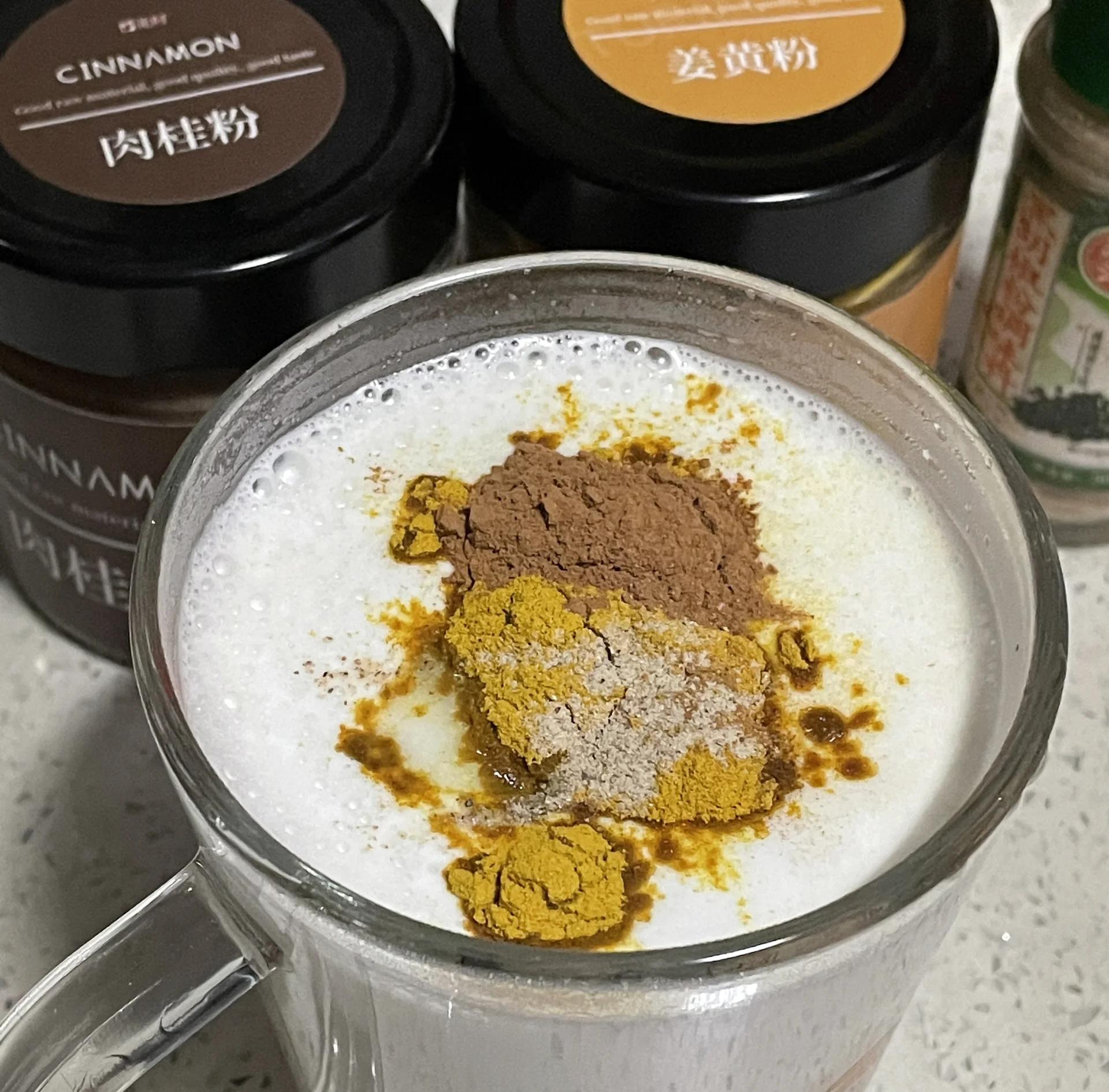 岭南早茶档实景:青砖墙背景,红木台面上陈列紫砂姜钵(内盛刚磨好的老姜泥)、铜壶(蒸汽升腾)、白瓷碗(盛装凝乳完成的姜撞奶,表面浮现金色姜油光晕);手部特写正将热奶从铜壶高处倾注入姜汁碗中,动态水线清晰可见 广式传统姜撞奶制作场景