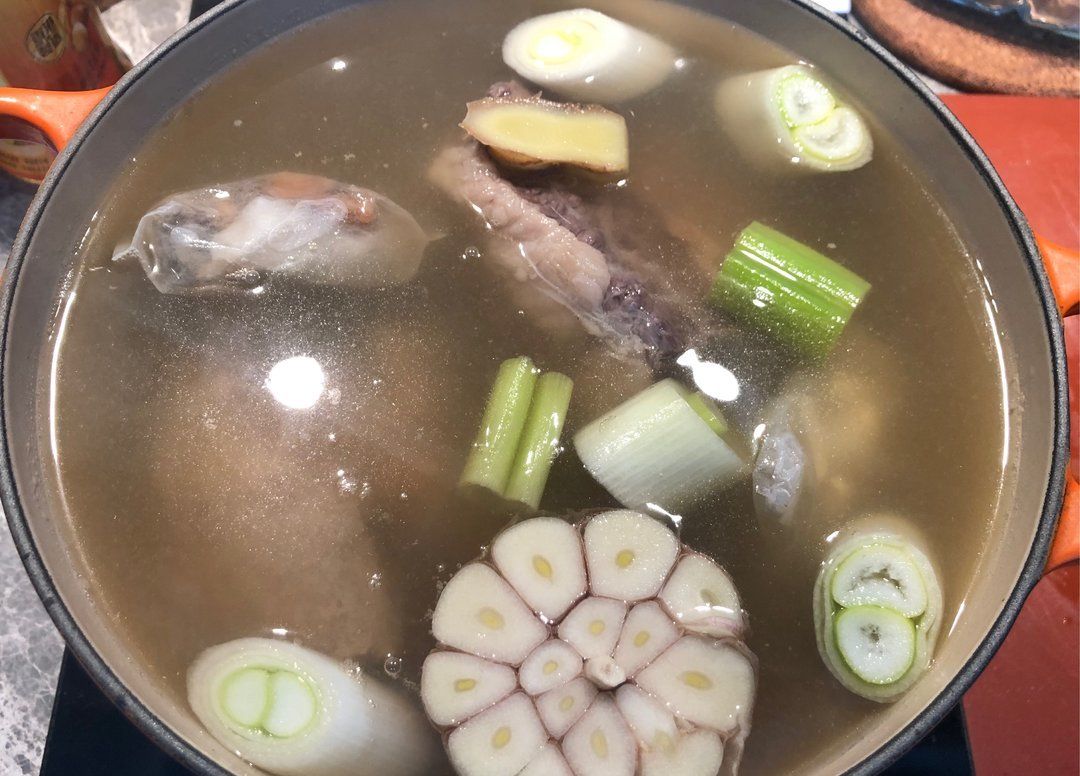 锅中正在熬煮的老葱汤品