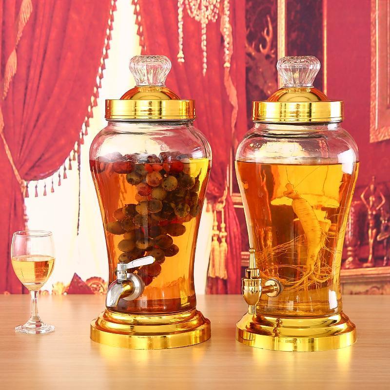 一个透明玻璃泡酒瓶正被倒入金黄色的白酒,瓶内已放入深红色的高丽参切片、红色枸杞、棕色黄精块和浅棕色龙眼肉,手部动作缓慢倾倒,背景为深色木桌,营造出传统养生氛围 高丽参泡酒原料装瓶过程