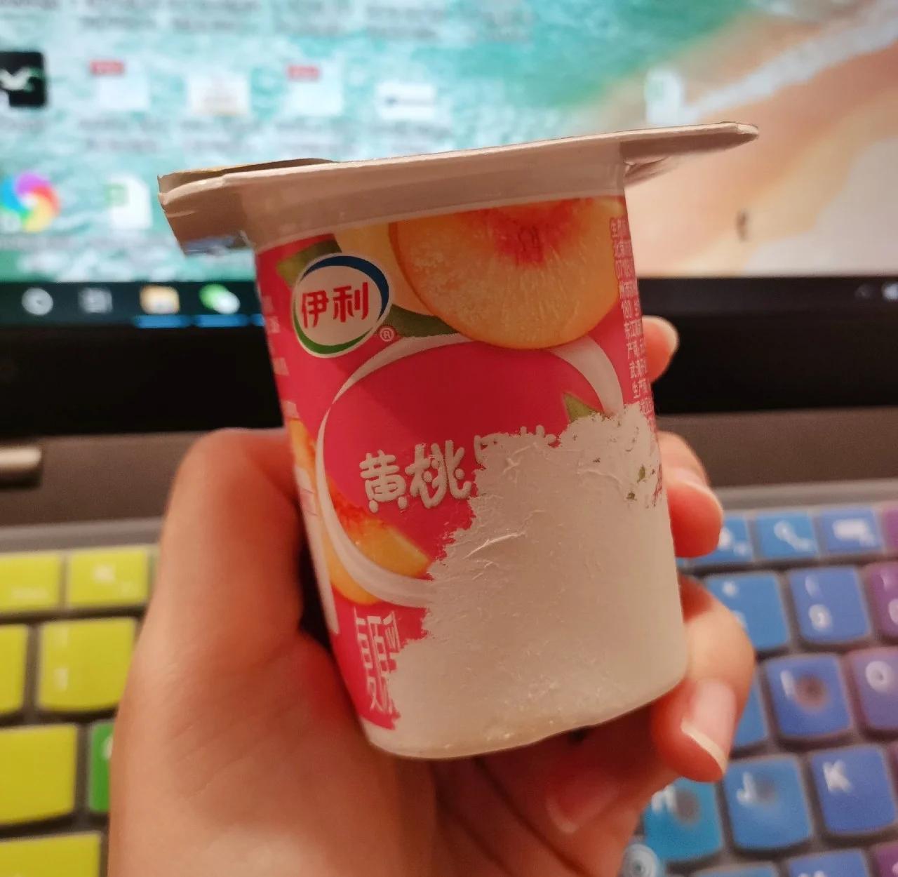 83黄桃酸奶杯成品图 透明玻璃杯中分层展示83黄桃酸奶杯,底层为燕麦,中间是黄桃丁与酸奶,顶层撒有坚果碎和薄荷叶点缀