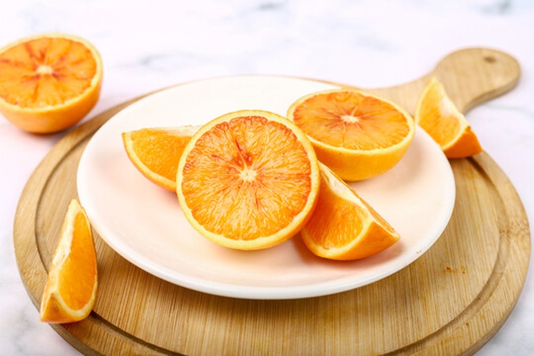 血橙与其他水果对比摆放