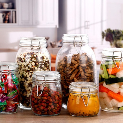 家庭厨房中干海带存放在玻璃密封罐内