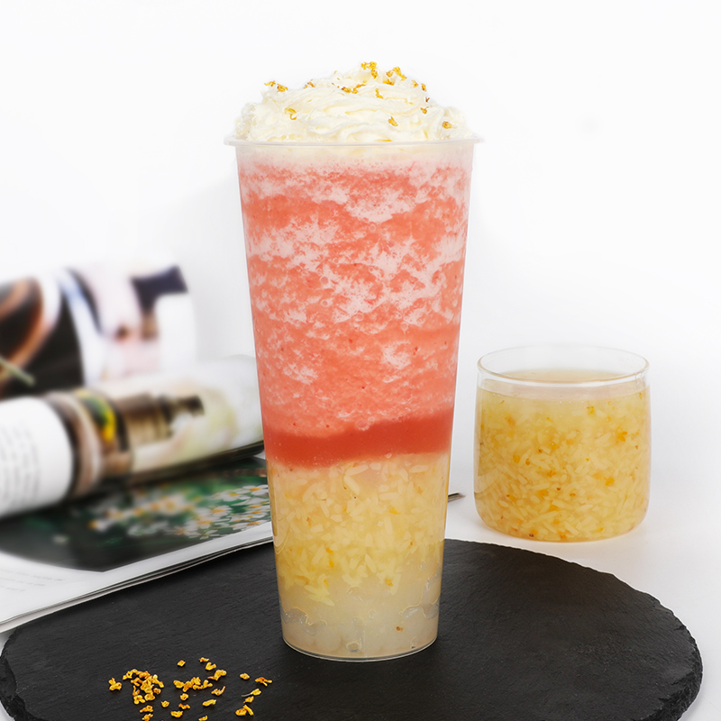 一张白色桌面上摆放着两个透明玻璃杯,一杯为分层紫薯酸奶杯,底层为紫薯泥,中层为白色酸奶,顶层为蓝莓和坚果;另一杯为浅紫色紫薯冰沙,插着吸管,旁边放有一片柠檬和一把小勺,整体风格清新夏日风,适合社交媒体传播 紫薯酸奶杯与冰沙摆拍图