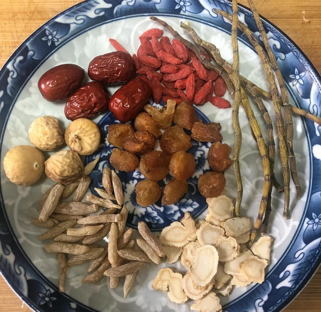 熟地黄与龙眼肉常见配伍应用场景示意图