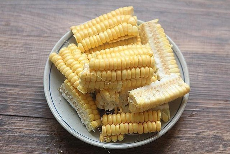 家庭餐桌上的糯玉米