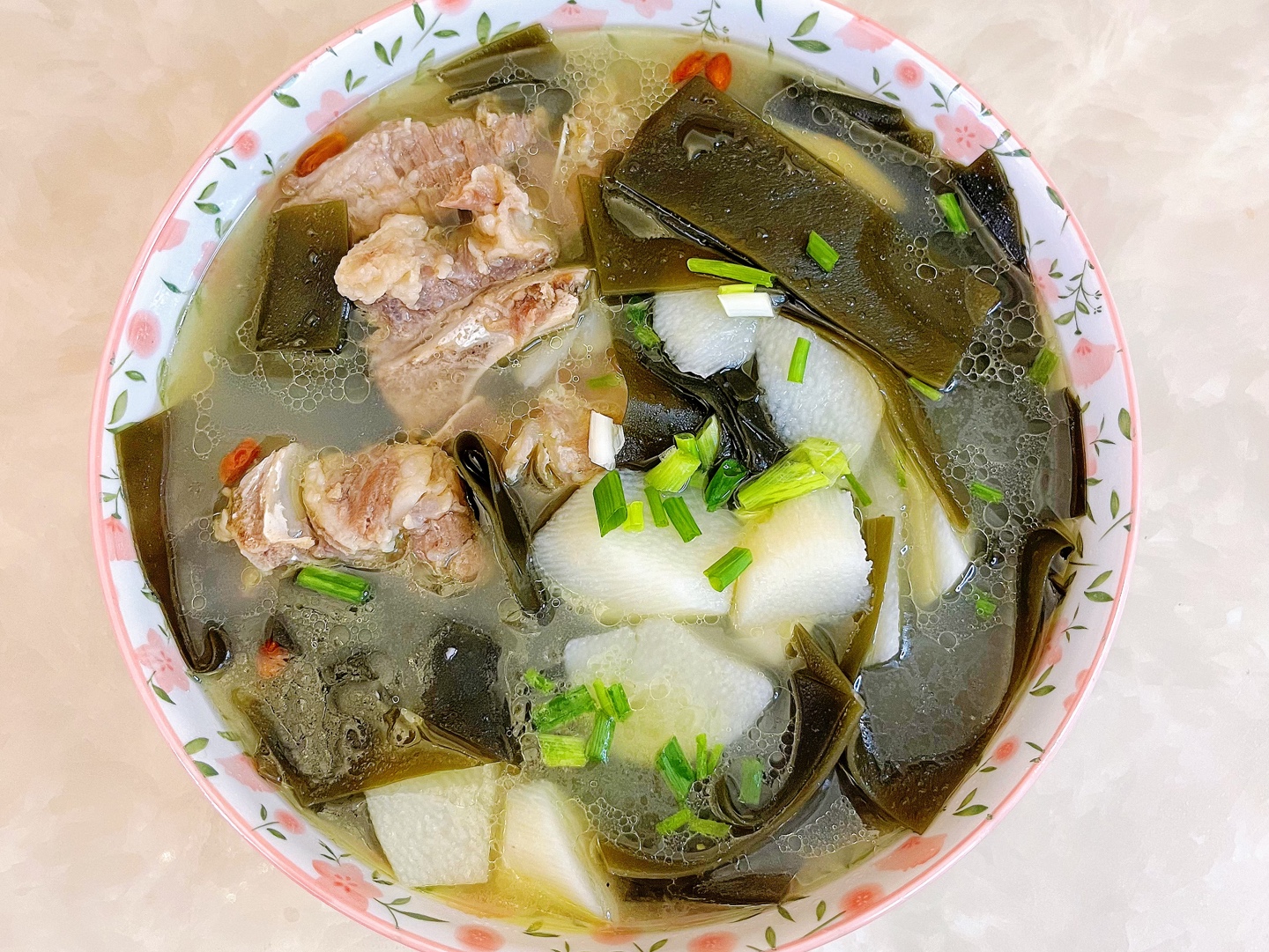 家庭餐桌上一碗热气腾腾的海带排骨汤特写