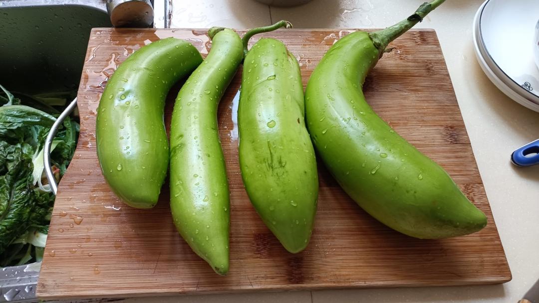 青茄子清洗与扎孔处理过程