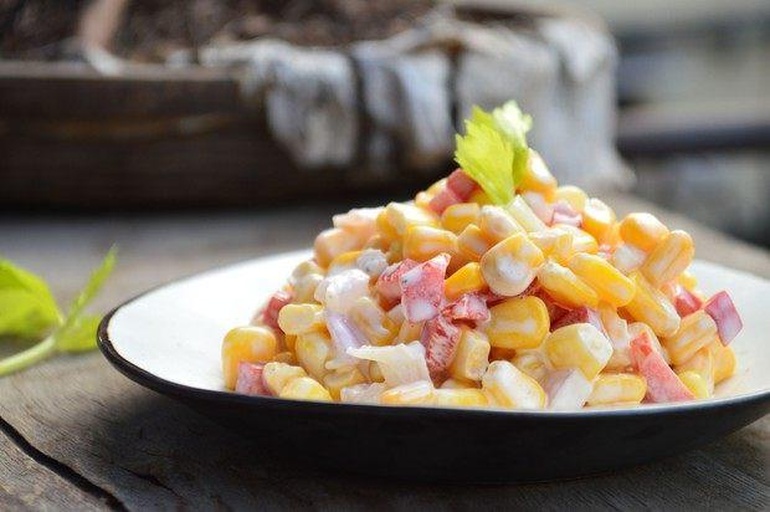 家庭餐桌上的甜玉米菜肴组合