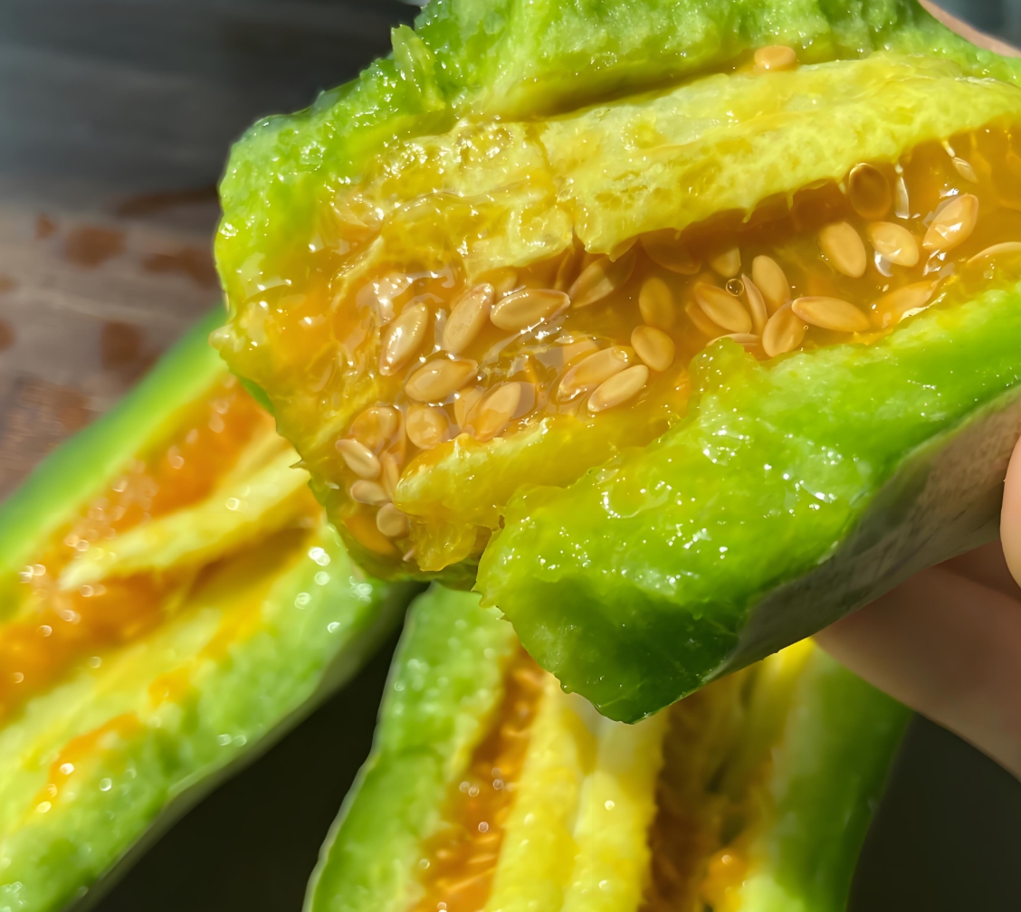 切开的新鲜黄瓜横截面