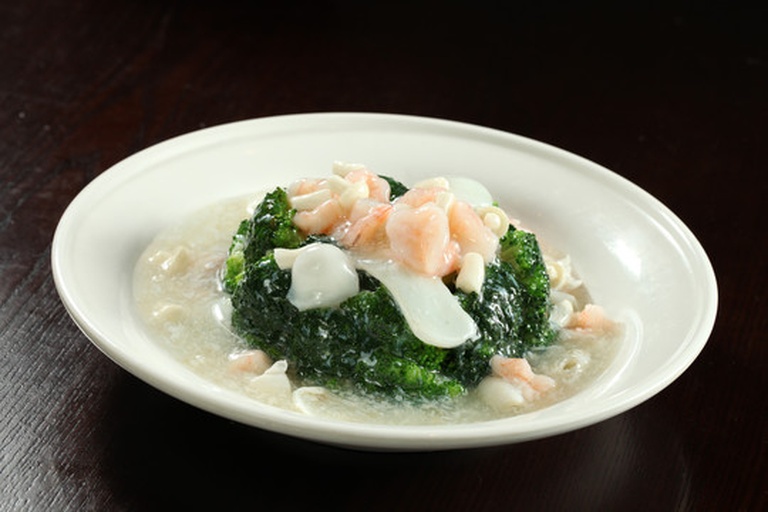 西兰花焯水与虾仁腌制过程特写