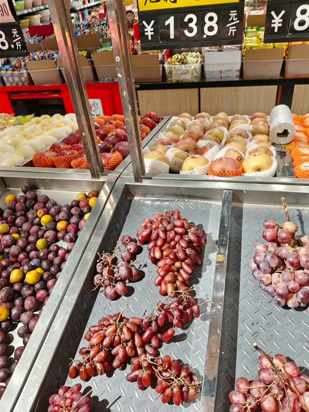 超市货架上的水晶梨陈列展示