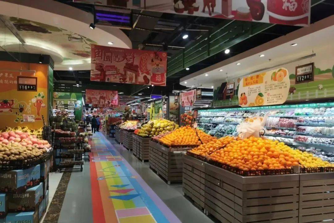 现代超市水果区的一角,整齐摆放着多个品种的橙子,标签清晰标注‘赣南脐橙’‘麻阳冰糖橙’‘进口脐橙’等产地信息,顾客正在挑选,灯光明亮,背景干净整洁 超市货架上的橙子专区展示