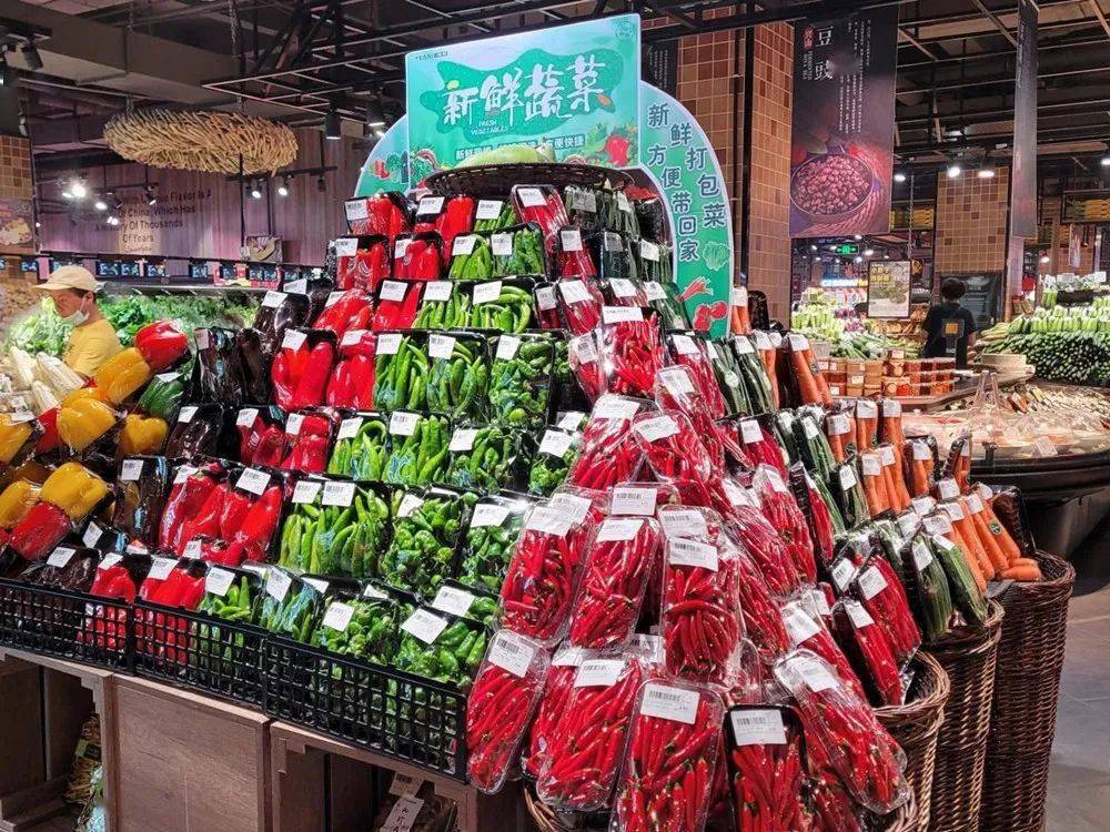 全球化超市场景中的pepper语义并置:通过真实商品陈列、多语种标签与视觉分隔,展现英语pepper一词在商业环境中同时承载胡椒与辣椒双重指涉的客观现实,呼应文章核心议题 国际超市调味品货架局部:左侧标有“Black Pepper”“White Pepper”的玻璃瓶(标签含胡椒藤插画),右侧标有“Bell Pepper”“Jalapeño”“Cayenne”的塑料盒与罐装产品(标签含辣椒果实照片),货架分隔线清晰,上方悬挂双语指示牌“PEPPER = 胡椒 OR 辣椒?”