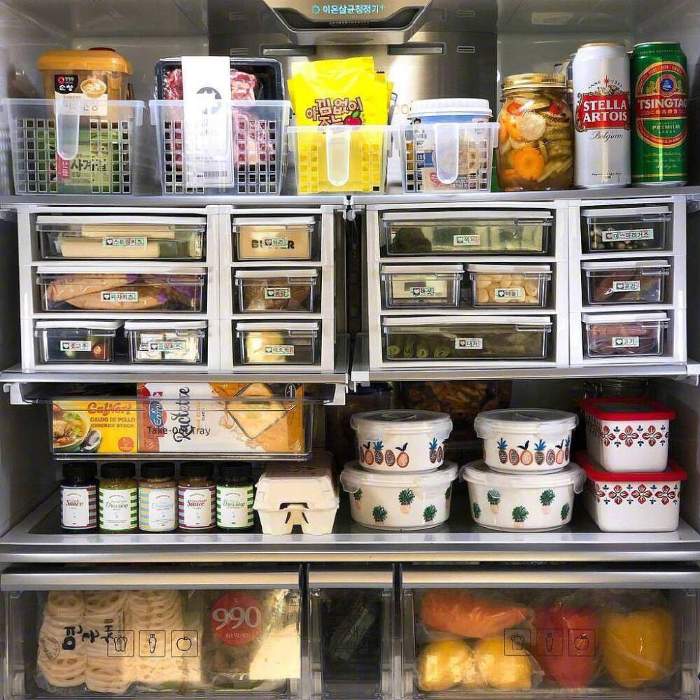 冰箱冷藏室内景，透明保鲜盒中整齐码放用纸巾包裹的桃子，旁边标注“Fresh Fruits”标签