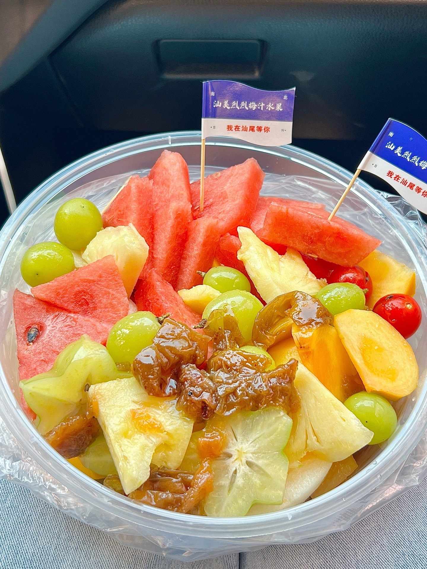 夏日餐桌上的西瓜拼盘,包含黄瓤特小凤、红瓤小型西瓜和彩虹瓤西瓜三种类型,搭配薄荷叶和冰块,营造清凉氛围,体现多样西瓜品种共存的美好场景 夏日西瓜拼盘