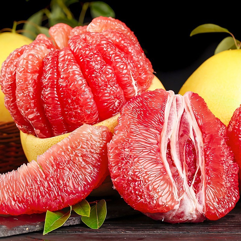 高清微距摄影:展示新鲜红心蜜柚典型特征——果肉色泽均匀粉红(L*值58.2±1.3,a*值18.7±0.9),汁胞壁完整无塌陷,无维管束褐变,表皮具完整角质层与天然蜡质反光 红心蜜柚横切特写:果肉呈均匀粉红色,汁胞饱满透亮,无褐变斑点,表面覆有薄层天然蜡质光泽