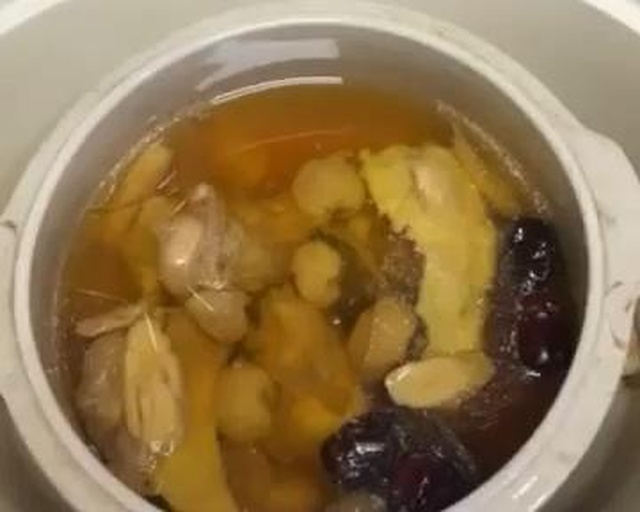 老姜汤搭配食材组合图:主视觉为一杯澄黄老姜汤,旁置三组配料——左侧紫苏叶与葱白段,中间干姜片与炒薏米,右侧桂圆肉与去核红枣,所有食材置于素色麻布托盘上 老姜汤搭配食材组合图:主视觉为一杯澄黄老姜汤,旁置三组配料——左侧紫苏叶与葱白段,中间干姜片与炒薏米,右侧桂圆肉与去核红枣,所有食材置于素色麻布托盘上