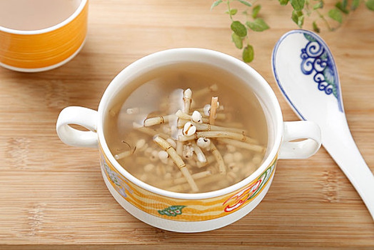 莲藕与薏米红豆汤成品图