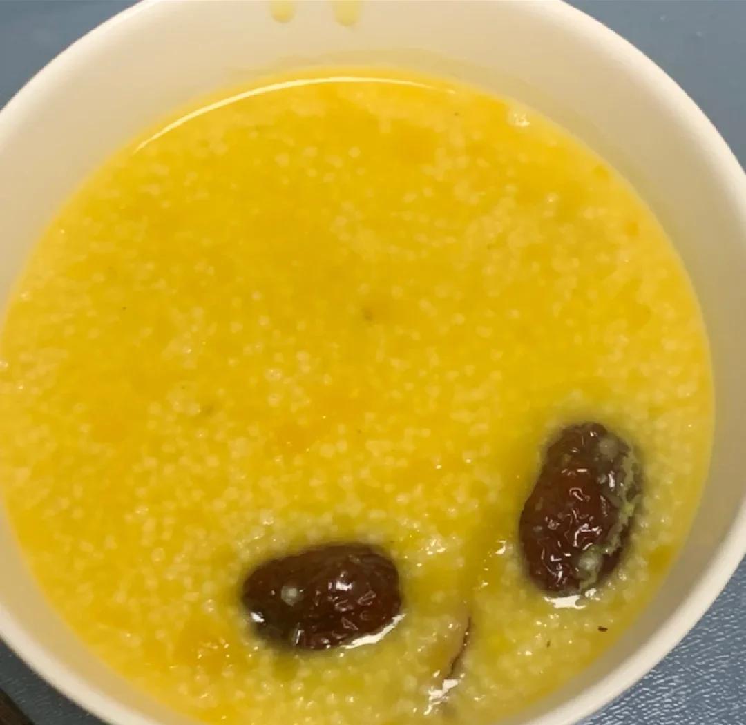 信息图表展示三个建议:适量食用(配称重秤图标)、合理搭配(配小米红枣粥图片)、因人而异(配医生咨询场景),整体风格清新健康,突出科学饮食理念 科学食用红枣建议图示