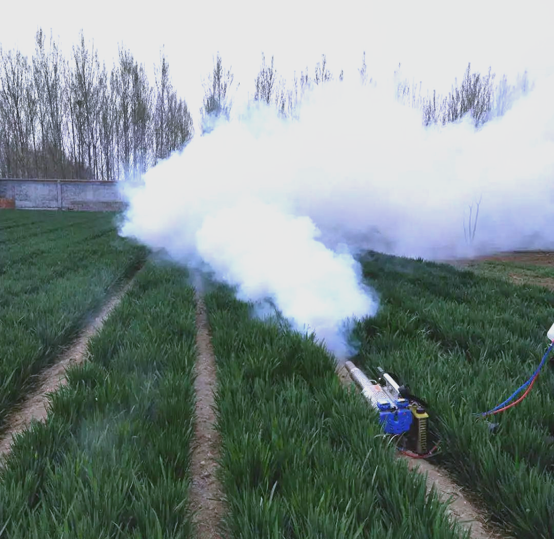 葛根田机械化喷药作业现场图