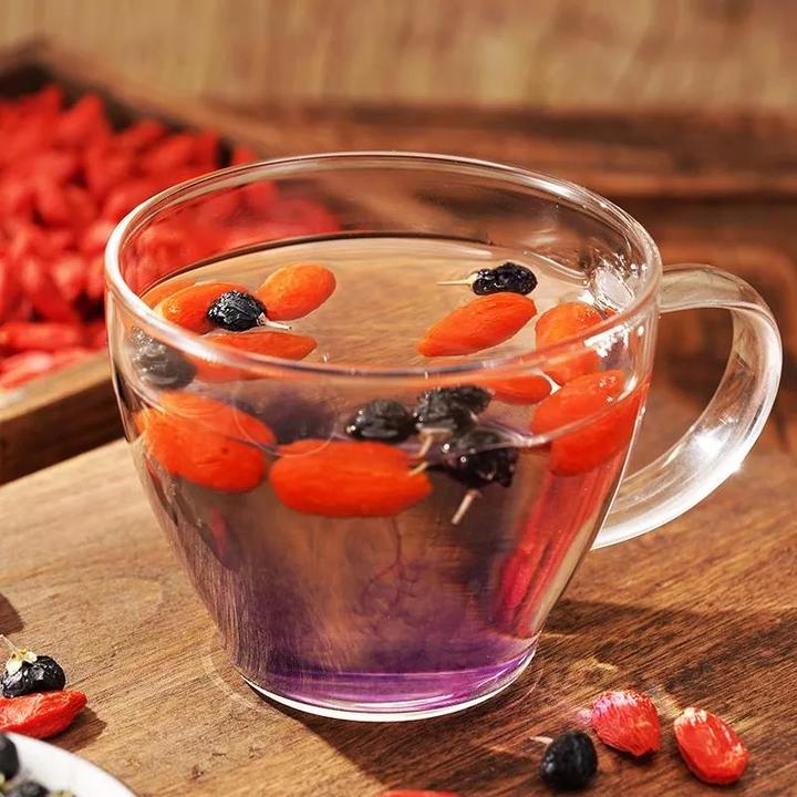 黑枸杞泡水饮用场景