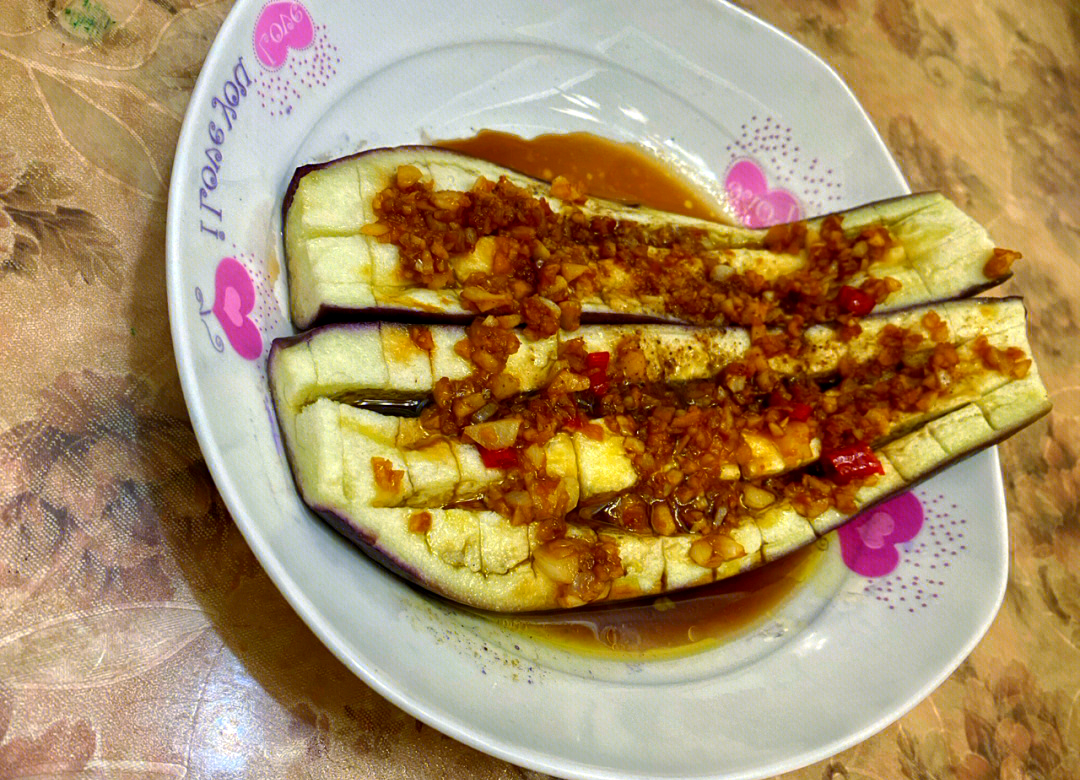 家庭餐桌上的清蒸长茄子菜肴