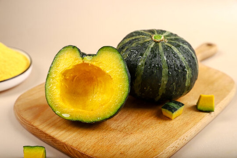 奶油南瓜切开后的金黄果肉与长南瓜的整体对比