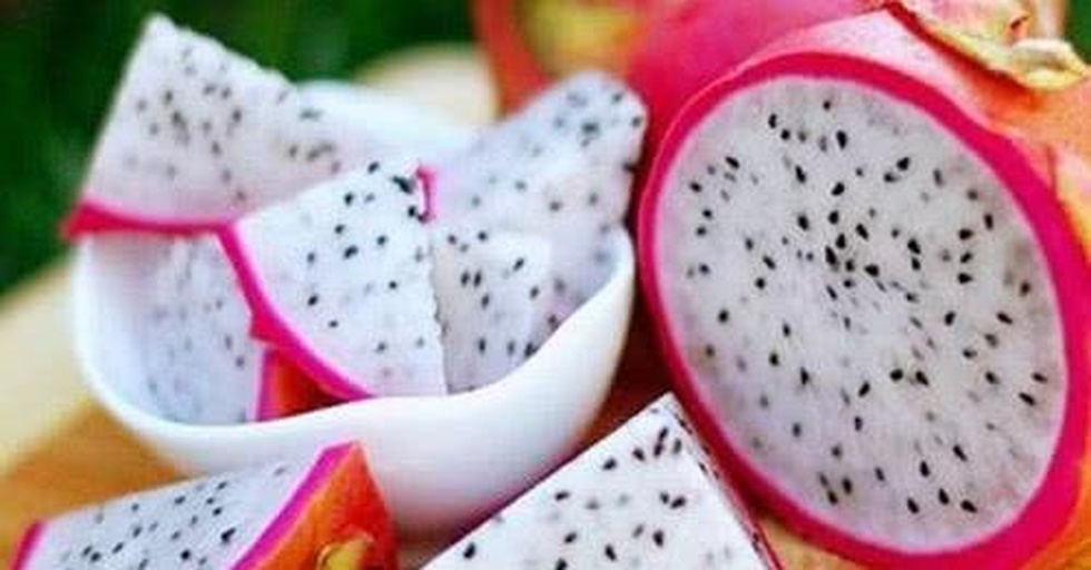 切开的黄皮火龙果展示内部结构