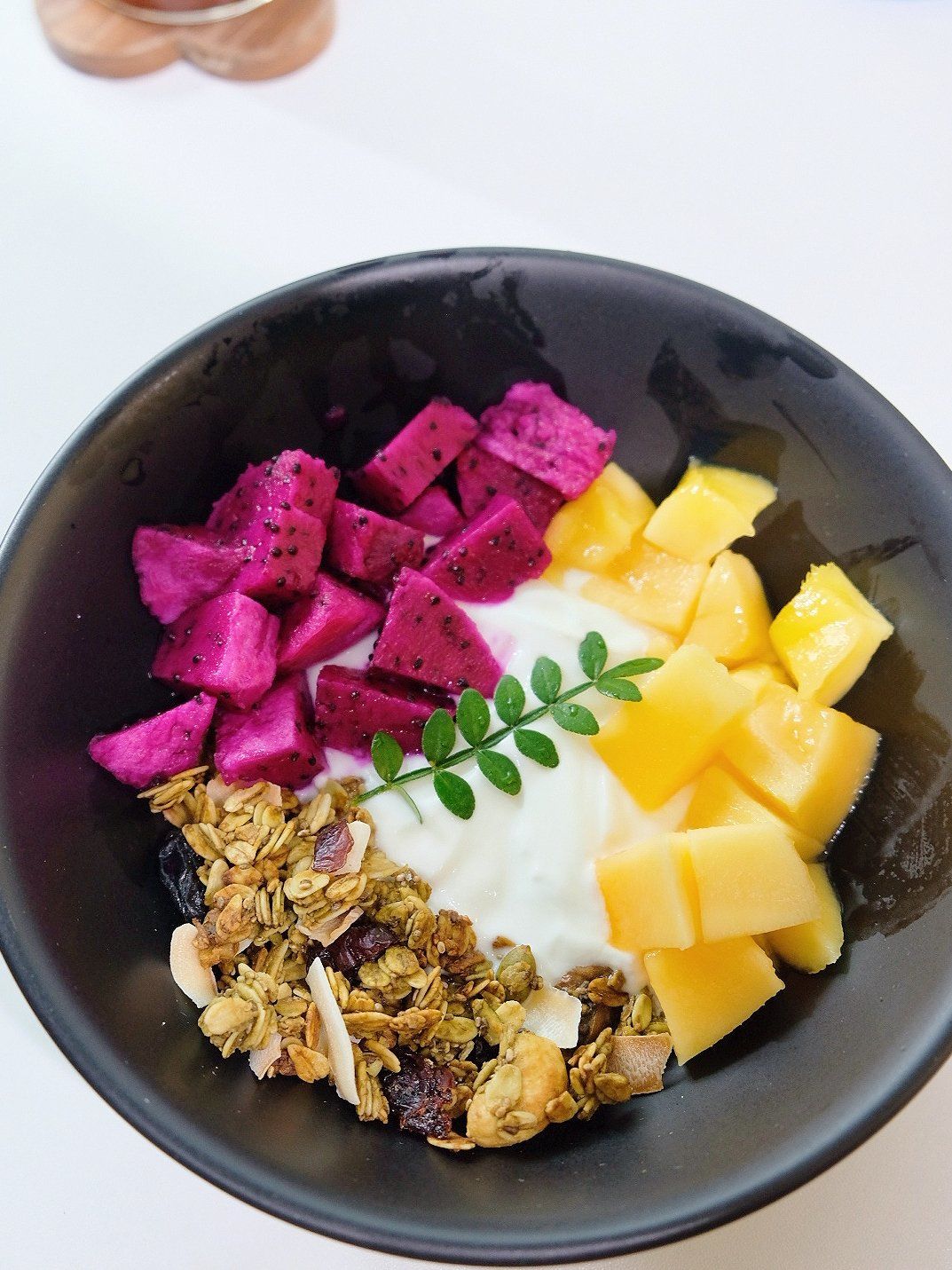 火龙果圣女果水果串与蘸料搭配图