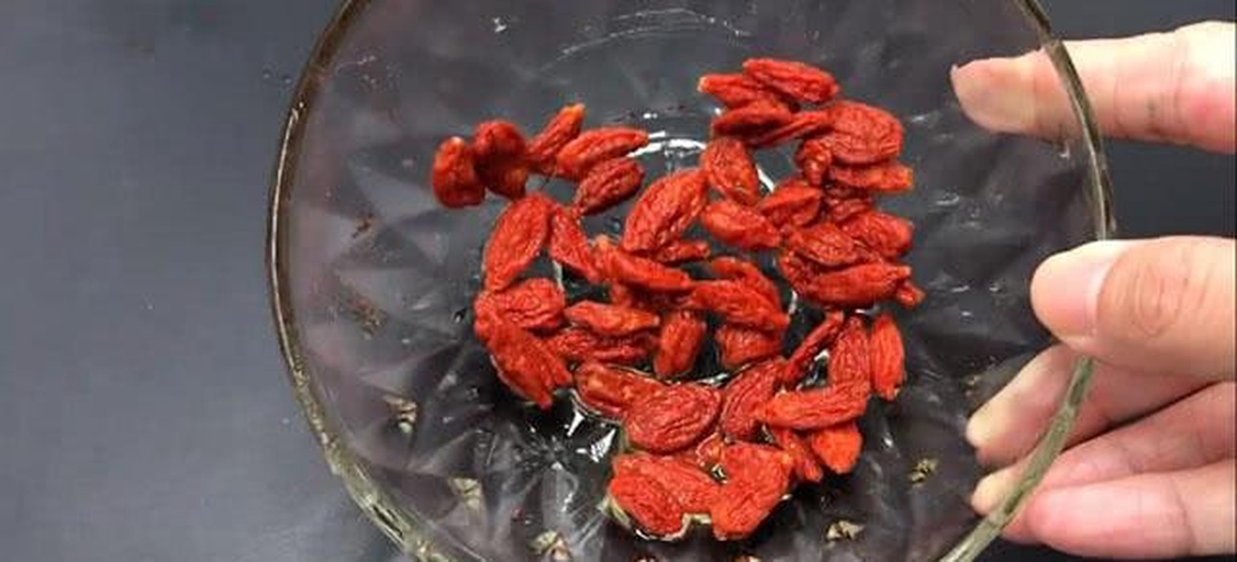 肾透析患者实际用餐场景,突出安全食用方式:焯烫后枇杷果肉+专业营养指导工具,体现临床可操作性 肾透析患者居家饮食场景:不锈钢餐盘中盛放焯烫后的枇杷果肉(去皮去核,呈淡黄色块状),旁置透析专用低钾食谱卡片与便携式血钾试纸